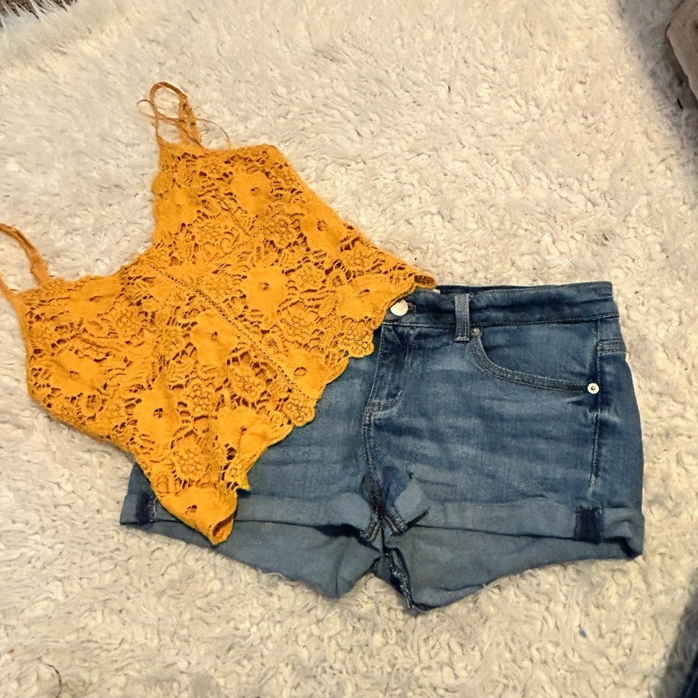 Lot 2’pc win win Med lace top/garage women’s shorts size 9 58